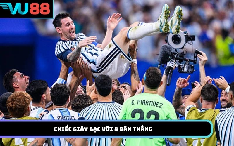Chiếc giày bạc với 8 bàn thắng
